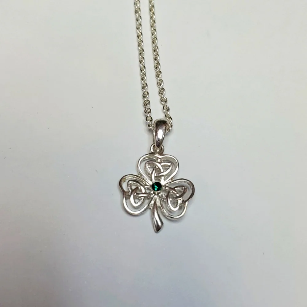 Saint Patricks day lucky clover necklace ~ 16 inches made by Avon 2010 - Picture 1 of 8